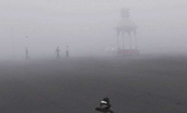 In the national capital, people woke up to a chilly Christmas morning with the fog continuing to disrupt road, rail and air traffic. (Photo: PTI) In the national capital, people woke up to a chilly Christmas morning with the fog continuing to disrupt road, rail and air traffic. (Photo: PTI)
